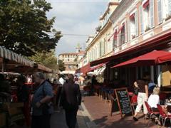 Strasse mit Markt und Cafe in Nizza